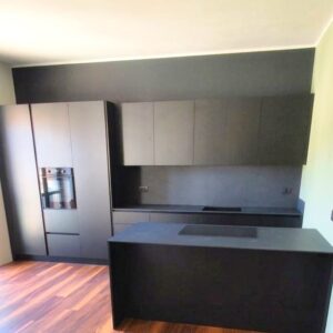 cucina su misura con penisola colore nera colonna forno torino